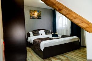 una camera con un grande letto e una scala di Casa Sofia Dorna Candrenilor a Dorna Cîndrenilor
