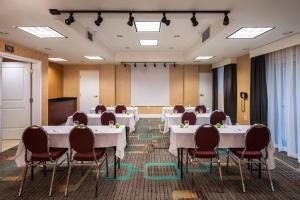 une salle de conférence avec des tables et des chaises ainsi qu'un podium dans l'établissement Residence Inn by Marriott Halifax Downtown, à Halifax