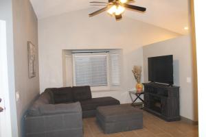uma sala de estar com um sofá e uma televisão de ecrã plano em Cozy Home. em Phoenix