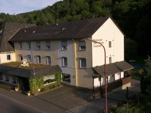 einen Blick über ein Gebäude mit Straßenbeleuchtung in der Unterkunft Hotel Dampfmühle in Enkirch