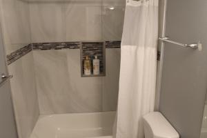 フェニックスにあるCozy Home.のバスルーム(白いシャワーカーテン付きのシャワー付)