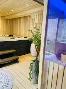 baño con bañera, lavamanos y planta en Suite Vieille Rose, en Niort