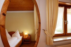 EichstettenにあるGasthof Reblandの大きな鏡付きのベッドが備わる客室です。