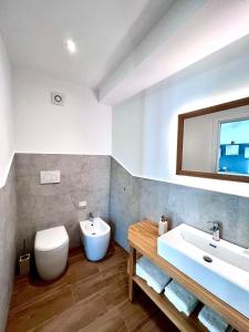 La salle de bains est pourvue d'un lavabo, de toilettes et d'une baignoire. dans l'établissement Tropea Il Tridente Accommodations, à Tropea