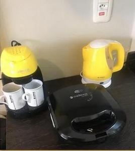 a counter with two coffee makers and two cups at Executive 106 Sem Garagem in Caxias do Sul