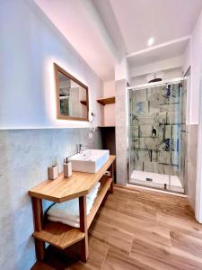 La salle de bains est pourvue d'un lavabo et d'une douche. dans l'établissement Tropea Il Tridente Accommodations, à Tropea