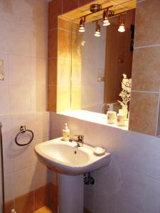 een badkamer met een wastafel en een spiegel bij Omorfi Poli 120 sqm Apartment in Nafplio