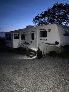 Bere Alston5th Wheel Trailer的停在砾石场上的白色拖车