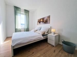 um quarto branco com uma cama e uma janela em HappySide - Sm00th - Landhaustil - WLAN - Nespresso em Leipzig