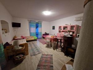 sala de estar con cocina y sala de estar con en Duna-Lak Vendégház en Apostag