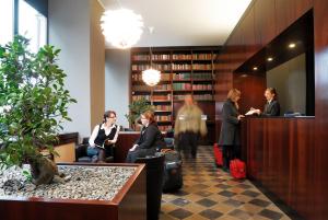 um grupo de pessoas esperando em uma biblioteca em Aparthotel am Zwinger em Dresden