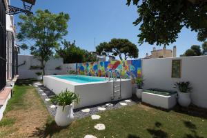 The swimming pool at or close to Terra Aloé