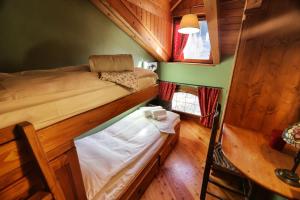 ポンテ・ディ・レーニョにあるVilla Sorrisoのベッドとテーブルが備わる小さな客室です。