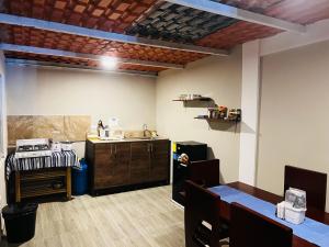 Casa de Joss في بانوس: مطبخ مع حوض ومكتب في الغرفة