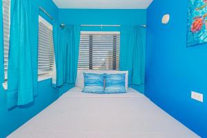 1 dormitorio azul con 1 cama con paredes azules en The Palace 705, en Myrtle Beach