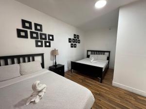 1 dormitorio con 2 camas y cuadros en la pared en SOBE suites in Miami Beach en Miami Beach