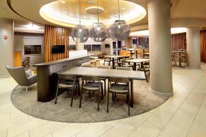een eethoek met tafels en stoelen in een restaurant bij SpringHill Suites by Marriott Chicago Waukegan/Gurnee in Waukegan