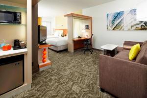 een hotelkamer met een bank en een bed bij SpringHill Suites by Marriott Chicago Waukegan/Gurnee in Waukegan