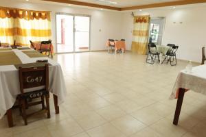 une grande chambre avec des tables et des chaises. dans l'établissement Residencial Santa Catalina Pedasi, à Pedasí Town