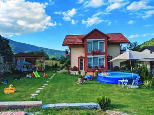 ein Haus mit einem Garten mit Pool in der Unterkunft Villa KIKO Mountain Village in Bitola