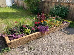 a wooden box filled with flowers in a yard at Cozy Furnished Apartment in Simpson