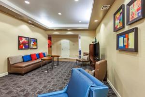 una sala de espera con sofá y TV en TownePlace Suites by Marriott Tulsa Broken Arrow, en Broken Arrow