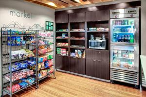 um corredor de loja com um frigorífico e prateleiras de alimentos em Courtyard Richmond North/Glen Allen em Richmond
