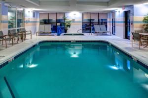 een groot zwembad in een hotelkamer bij Courtyard Richmond North/Glen Allen in Richmond