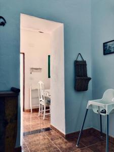 um quarto com uma mesa e cadeiras e uma parede branca em Casita Volcan Lanzarote em Ye
