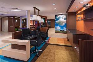 Fairfield Inn & Suites by Marriott Atlanta Peachtree City tesisinde bir oturma alanı