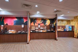 a restaurant with a counter and a bar at Fairfield Inn & Suites by Marriott Atlanta Peachtree City in Peachtree City