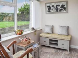 un soggiorno con finestra, panca e tavolo di Cremlyn Lodge a Beaumaris