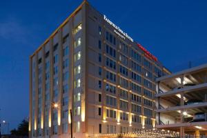 een hotelgebouw 's nachts met verlichting bij Fairfield Inn & Suites by Marriott Dallas Downtown in Dallas