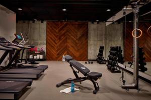 um ginásio com passadeiras e equipamento de exercício em MOXY Minneapolis Uptown em Minneapolis