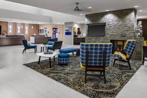 uma sala de espera com cadeiras e uma lareira em Residence Inn by Marriott Phoenix Mesa East em Ciela Grande Mobile Home Park