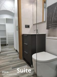 La salle de bains est pourvue de toilettes et d'un lavabo. dans l'établissement Casa Rural Lavernia, à Cabanes