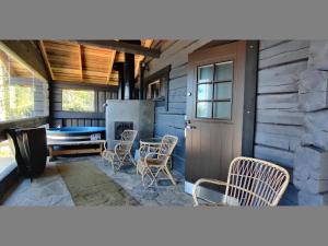 eine Terrasse mit Stühlen, einem Tisch und einer Tür in der Unterkunft Holiday Home Kiviniemi by Interhome in Siikakämä