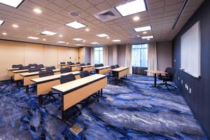 uma sala de aula com mesas e cadeiras num quarto em Fairfield Inn & Suites by Marriott Valdosta em Valdosta