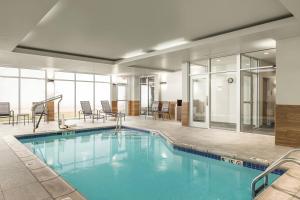 - une grande piscine dans une chambre d'hôtel dans l'établissement Fairfield Inn & Suites by Marriott Salina, à Salina