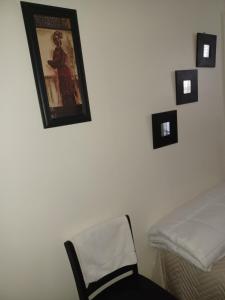 1 dormitorio con 1 cama y una foto en la pared en The Heiress Hubb, en Brooklyn