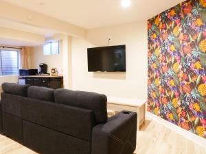 un soggiorno con divano e TV a schermo piatto di Private Basement, Bath, Living Area In Morrison a Morrison