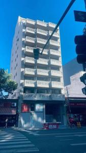 un edificio alto en una calle de la ciudad con un semáforo en Palermo soho moshi moshi en Buenos Aires