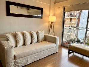 un sofá blanco en una sala de estar con ventana en Palermo bulnes homes en Buenos Aires