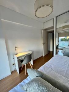 1 dormitorio con cama, escritorio y silla en Palermo bulnes homes en Buenos Aires