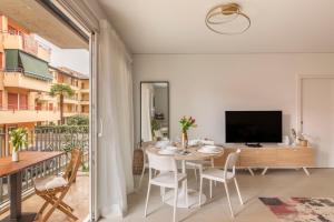 une salle à manger avec une table et une télévision dans l'établissement Central Superior Suites - Free Parking, à Lugano