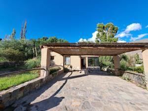 an entrance to a building with a stone driveway at Casa en Tilcara con hermosa galería in Tilcara