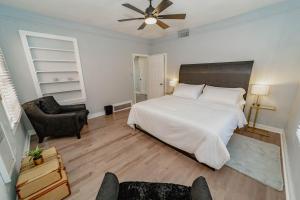 ハッティーズバーグにあるComfortable King Suite Zen Spaceのベッドルーム1室(ベッド1台、椅子、ファン付)
