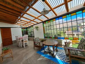 蒂爾卡拉的住宿－Casa en Tilcara con hermosa galería，客厅配有桌子和彩色玻璃窗