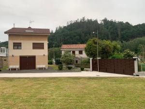 una casa con una valla delante de un patio en La Buhardilla De Solavega - VV2530AS, en Sevares