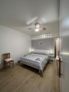 a bedroom with a bed and a ceiling fan at Appartamento con due camere da letto e free park in Verona